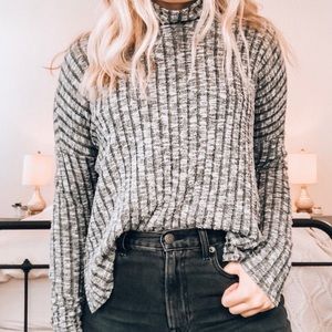 GREY RIBBED TURTLENECK